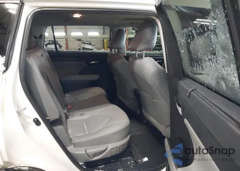 2021 Toyota Highlander Xle z USA, uszkodzony, nr VIN 5TDHZRBH0MS139869